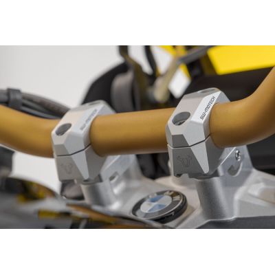 Zvýšení řídítek SW-Motech o 30mm nahoru a variabilní přiblížení o 0-30mm pro 32mm řídítka, stříbrné
