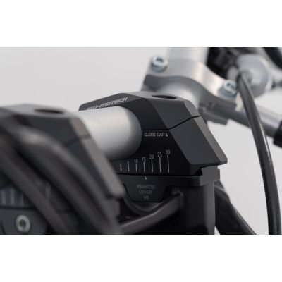 Zvýšení řídítek SW-Motech o 25mm nahoru a variabilní přiblížení o 0-30mm pro 22mm řídítka, černé