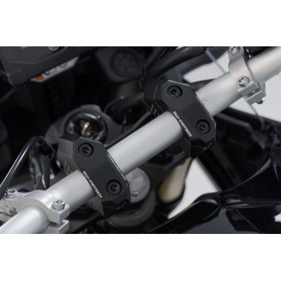 Zvýšení řídítek SW-Motech o 25mm nahoru a variabilní přiblížení o 0-30mm pro 22mm řídítka, černé