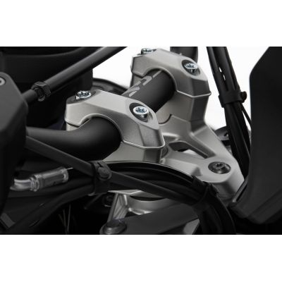 Zvýšení řídítek Wunderlich o 25mm nahoru pro R1300GS 2023+, stříbrné