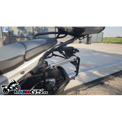 Kovová plotna s nosičem pod topcase Kappa/Givi pro BMW R1300GS 2023+, černá