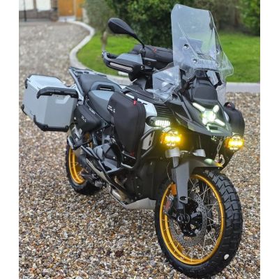 Originální hliníkové boční kufry pro BMW R1300GS Adventure 2024+, stříbrné